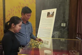 Nghệ nhân nhân dân Quách Văn Hiểu giới thiệu về tinh hoa của nghề. (Ảnh: Đinh Thuận/TTXVN)