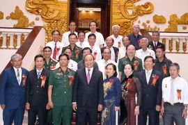 Thủ tướng Nguyễn Xuân Phúc và các cựu thiếu niên dũng sỹ diệt Mỹ. (Ảnh: Thống Nhất/TTXVN)