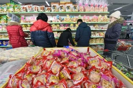 Người dân Triều Tiên mua sắm tại một siêu thị ở Bình Nhưỡng. (Nguồn: Kyodo/TTXVN)