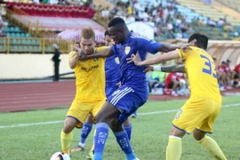 Cầu thủ Quảng Nam FC và Sông Lam Nghệ An trong một trận đấu tại Cúp Quốc gia 2017. (Ảnh: Thanh Tùng/TTXVN)