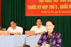 Chủ tịch Quốc hội Nguyễn Thị Kim Ngân và đoàn Đại biểu Quốc hội thành phố Cần Thơ đến tiếp xúc cử tri phường Tân Phú, quận Cái Răng. (Ảnh: Trọng Đức/TTXVN)