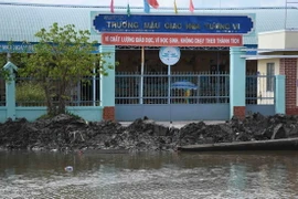 Sạt lở ngay trước cổng trường mẫu giáo ấp Tân Quãng Đông, xã Nguyễn Việt Khái, huyện Phú Tân (Cà Mau). (Ảnh: Thế Anh/TTXVN)