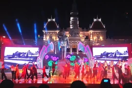 Chương trình nghệ thuật đặc biệt với chủ đề “Bài ca ơn Bác.” (Ảnh: TTXVN)