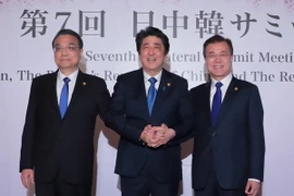 Thủ tướng Trung Quốc Lý Khắc Cường, Thủ tướng Nhật Bản Shinzo Abe và Tổng thống Hàn Quốc Moon Jae-in tại hội nghị thượng đỉnh ba bên ở Tokyo, Nhật Bản. (Nguồn: EPA/TTXVN)