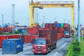 Các phương tiện bốc xếp container tại cảng Chùa Vẽ, Hải Phòng. (Ảnh: Lâm Khánh/TTXVN)