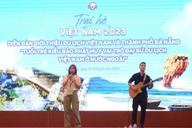 Tiết mục nghệ thuật của các bạn trẻ kiều bào tại diễn đàn "Giới thiệu du lịch Việt Nam và thành phố Đà Nẵng" với chủ đề "Tuổi trẻ Kiều bào phát huy vai trò đại sứ du lịch Việt Nam ở nước ngoài". (Ảnh: Văn Dũng/TTXVN)