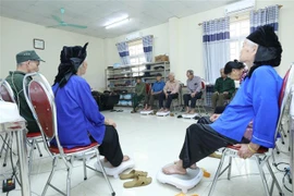 Chăm sóc sức khỏe hằng ngày thông qua các hoạt động massage bằng máy, điện xung bằng máy… cho người có công huyện Tràng Định điều dưỡng tại Trung tâm Điều dưỡng Người có công tỉnh Lạng Sơn. (Ảnh: Anh Tuấn/TTXVN)