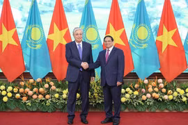 Thủ tướng Phạm Minh Chính hội kiến Tổng thống Kazakhstan Kassym-Jomart Tokayev. (Ảnh: Dương Giang/TTXVN)