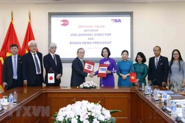 Tổng Giám đốc Thông tấn xã Việt Nam Vũ Việt Trang và Chủ tịch Hãng Thông tấn Kyodo News (Nhật Bản) Toru Mizutani ký Thỏa thuận Hợp tác giữa Thông tấn xã Việt Nam và Kyodo News (Nhật Bản). (Ảnh: An Đăng/TTXVN)