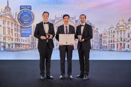 Ông Nguyễn Quốc Khánh, Giám đốc điều hành Nghiên cứu & Phát triển Đại diện Vinamilk (đứng giữa), nhận 2 giải Vàng về Chất lượng từ tổ chức Monde Selection.