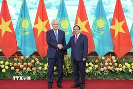 Thủ tướng Phạm Minh Chính hội kiến Tổng thống Kazakhstan Kassym-Jomart Tokayev. (Ảnh: Dương Giang/TTXVN)