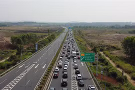 Kẹt xe kéo dài nhiều km trên cao tốc Thành phố Hồ Chí Minh-Long Thành-Dầu Giây. (Ảnh: Công Phong/TTXVN)