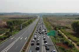 Kẹt xe kéo dài nhiều km trên cao tốc Thành phố Hồ Chí Minh-Long Thành-Dầu Giây. (Ảnh: Công Phong/TTXVN)