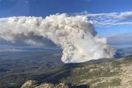 Khói bốc lên từ các đám cháy rừng tại British Columbia, Canada, ngày 16/7/2023. (Ảnh: AFP/TTXVN)