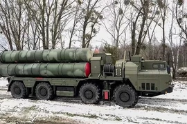 Hệ thống phòng không S-400 tham gia cuộc tập trận ở Brest, Belarus, ngày 9/2/2022. (Ảnh: AFP/TTXVN)