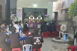 Đám tang của 3 mẹ con bị nghi đầu độc bằng khí CO tại thôn Vĩnh Đông, xã Cam An Nam, huyện Cam Lâm, tỉnh Khánh Hòa. (Ảnh: TTXVN phát)