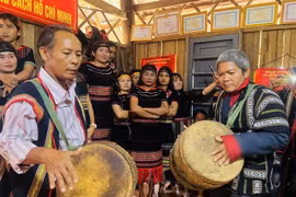Trình diễn trống đôi đồng bào Ba Na ở huyện Đồng Xuân, (Phú Yên. (Ảnh: TTXVN phát)