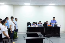 Đại diện Viện Kiểm sát công bố bản cáo trạng đối với các bị cáo. (Ảnh: Phạm Kiên/TTXVN)
