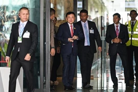 Cựu Thủ tướng Thái Lan Thaksin Shinawatra (giữa) tại sân bay Don Mueang, Bangkok, Thái Lan, ngày 22/8. (Ảnh: AFP/TTXVN)