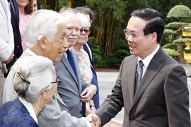 Chủ tịch nước Võ Văn Thưởng với các nhà khoa học quốc tế và Việt Nam. (Ảnh: Thống Nhất/TTXVN)