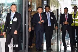 Cựu Thủ tướng Thái Lan Thaksin Shinawatra (giữa) tại sân bay Don Mueang, Bangkok, Thái Lan, ngày 22/8/2023. (Nguồn: AFP/TTXVN)