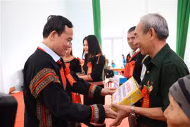 Phó Thủ tướng Chính phủ Trần Lưu Quang tặng quà cho bà con khó khăn xã Ea Tul, huyện Cư M’gar, tỉnh Đắk Lắk. (Ảnh: Tuấn Anh/TTXVN)