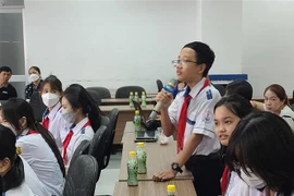 Một cử tri thiếu nhi tham gia phát biểu ý kiến tại Phiên họp Giả định "Quốc hội Trẻ em" tại Cần Thơ. (Ảnh: Trung Kiên/TTXVN)