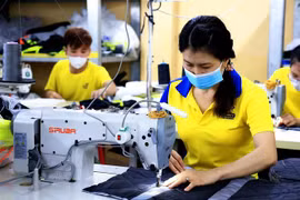 Công nhân may làm việc tại Công ty TNHH May mặc Dony, xã Vĩnh Lộc A, huyện Bình Chánh, Thành phố Hồ Chí Minh. (Ảnh: Hồng Đạt/TTXVN)