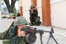 Chiến sỹ Trung đoàn Gia Định huấn luyện các phương án sẵn sàng chiến đấu bảo vệ các mục tiêu, trụ sở của Thành phố Hồ Chí Minh trong ngày lễ, Tết của dân tộc. (Ảnh: Trọng Đức/TTXVN)