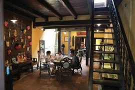 Du khách đến từ Singapore tham quan, trải nghiệm không gian sống của người Hà Nội xưa tại ngôi nhà di sản 87 Mã Mây. (Ảnh: Thanh Tùng/TTXVN)