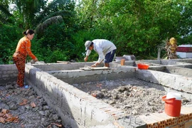 Người dân xã Phong Đông (Vĩnh Thuận, Kiên Giang). (Ảnh: Văn Sĩ/TTXVN)