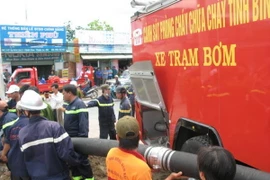 Huy động hàng trăm người bơm nước tìm bé trai dưới cống