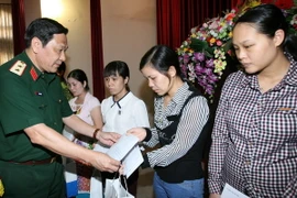 Hơn 5 tỷ đồng đỡ đầu con chiến sỹ vụ tai nạn máy bay Mi-171