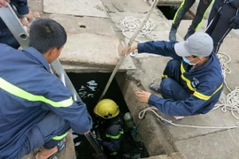 Chạy đua thời gian để tìm kiếm bé trai mất tích dưới cống nước