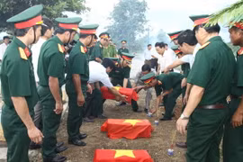 Quy tập 17 bộ hài cốt liệt sỹ hy sinh tại Lào và Campuchia