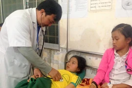 Vụ đồ chơi phát nổ: 6 học sinh phải nhập viện trở lại 