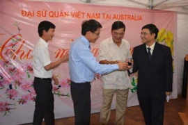 Đại sứ Hoàng Vĩnh Thành chúc Tết các cơ quan đại diện tại Australia. (Ảnh: Võ Giang/Vietnam+)