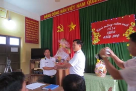 Tặng quà Tết cho quân dân các huyện đảo ở Biển Đông