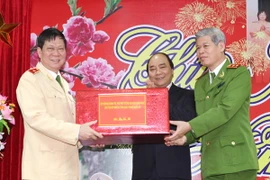 Phó Thủ tướng thăm và chúc Tết lực lượng công an