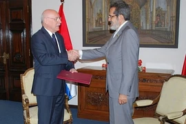 Đại sứ Venezuela Alfredo Murga (phải) trình bản sao quốc thư lên Ngoại trưởng Paraguay Eladio Loizaga (Nguồn: Bộ ngoại giao Paraguay)