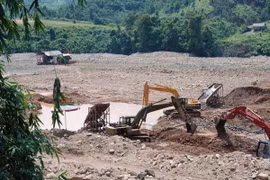 Dùng mìn phá sập hầm để ngăn chặn đào vàng trái phép