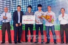 Các cầu thủ U19 Việt Nam nhận giải Fair-Play (Nguồn: TTXVN)