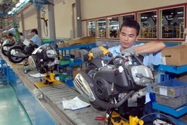 Hoạt động tại Công ty TNHH Piaggio Việt Nam, vốn đầu tư 45 triệu USD của Italiy. (Ảnh: Danh Lam/TTXVN)