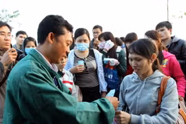 TP.HCM: Tặng quà Tết gia đình công nhân bị mất việc