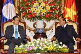  Phó Thủ tướng Nguyễn Xuân Phúc tiếp Phó Thủ tướng CHDCND Lào. (Ảnh: Dương Giang/TTXVN)