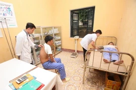 Chăm sóc y tế cho các đối tượng cai nghiện. (Ảnh: Anh Tuấn/TTXVN)