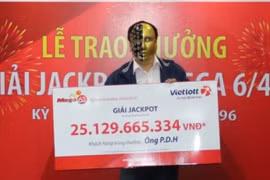Anh P.D.H là 1 trong 3 khách hàng may mắn cùng trúng giải Jackpot với tổng trị giá hơn 75 tỷ đồng. (Ảnh CTV/Vietnam+)