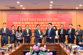 Bộ Tài chính và Tổng công ty Bưu điện Việt Nam ký kết thỏa thuận hợp tác trong tiếp nhận và trả kết quả giải quyết thủ tục hành chính. (Ảnh: CTV/Vietnam+)