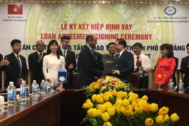 Bộ trưởng Bộ Tài chính Đinh Tiến Dũng và ông Abdulhamid Alkhalifa, Tổng Giám đốc OFID trong lễ ký kết sáng 28/8. (Ảnh: PV/Vietnam+)