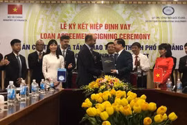 Bộ trưởng Bộ Tài chính Đinh Tiến Dũng và ông Abdulhamid Alkhalifa, Tổng Giám đốc OFID trong lễ ký kết sáng 28/8. (Ảnh: PV/Vietnam+)